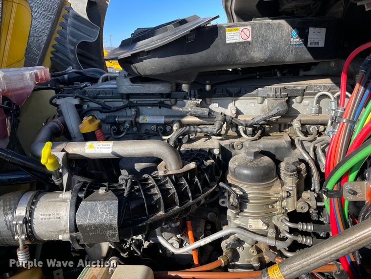 image for item LP9173 2017 Freightliner Cascadia 125  semi truck