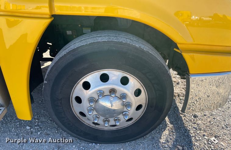 image for item LP9173 2017 Freightliner Cascadia 125  semi truck