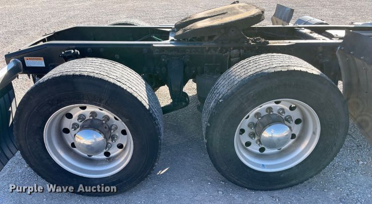 image for item LP9173 2017 Freightliner Cascadia 125  semi truck