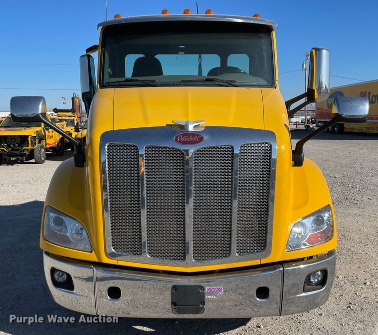 image for item LP9174 2016 Peterbilt 579  semi truck