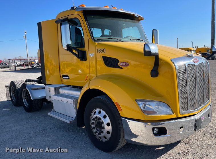 image for item LP9174 2016 Peterbilt 579  semi truck