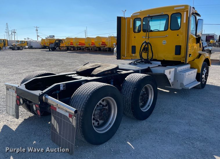 image for item LP9174 2016 Peterbilt 579  semi truck