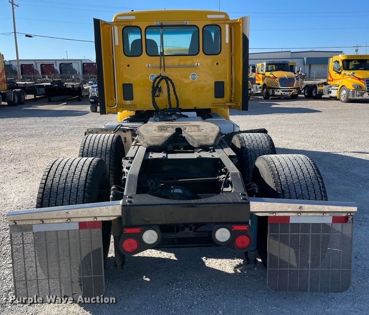 image for item LP9174 2016 Peterbilt 579  semi truck