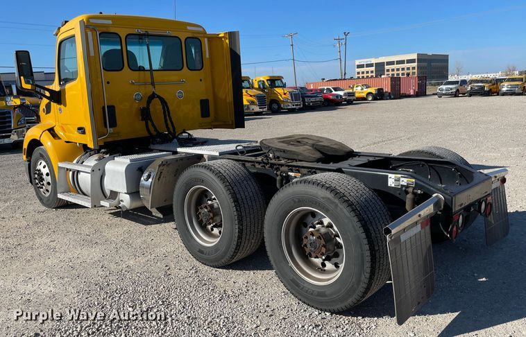 image for item LP9174 2016 Peterbilt 579  semi truck