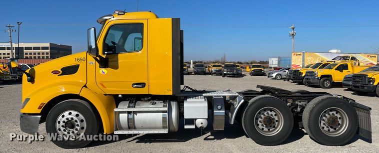 image for item LP9174 2016 Peterbilt 579  semi truck