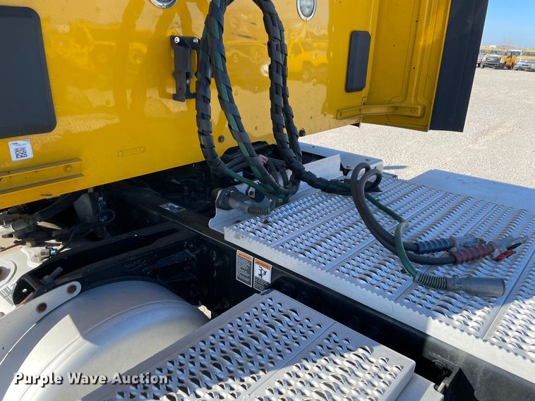 image for item LP9174 2016 Peterbilt 579  semi truck