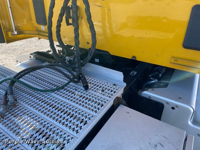 image for item LP9174 2016 Peterbilt 579  semi truck