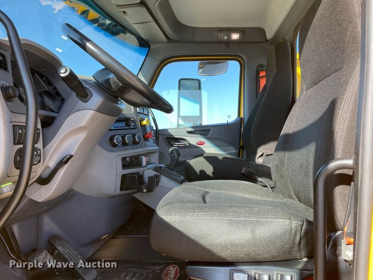 image for item LP9174 2016 Peterbilt 579  semi truck