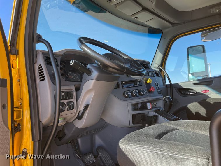 image for item LP9174 2016 Peterbilt 579  semi truck