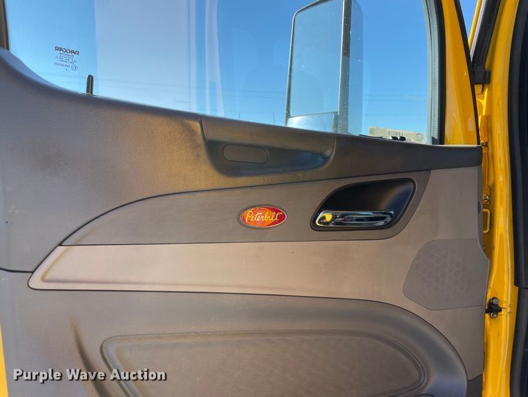 image for item LP9174 2016 Peterbilt 579  semi truck