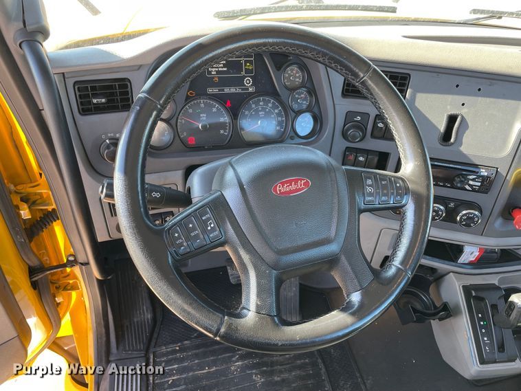 image for item LP9174 2016 Peterbilt 579  semi truck