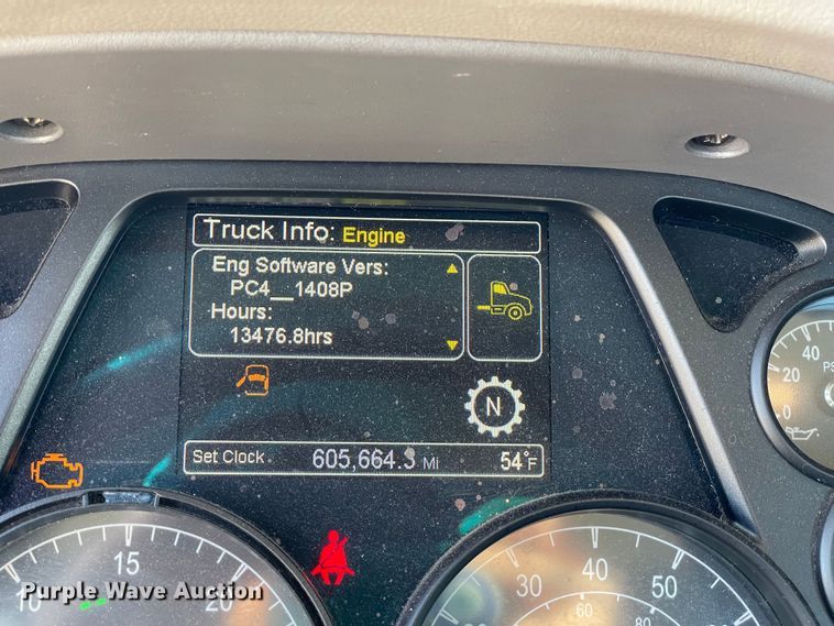 image for item LP9174 2016 Peterbilt 579  semi truck