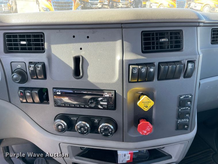 image for item LP9174 2016 Peterbilt 579  semi truck