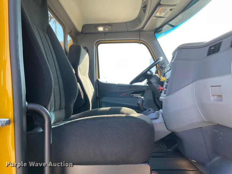 image for item LP9174 2016 Peterbilt 579  semi truck