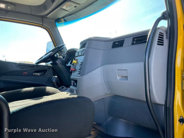 image for item LP9174 2016 Peterbilt 579  semi truck