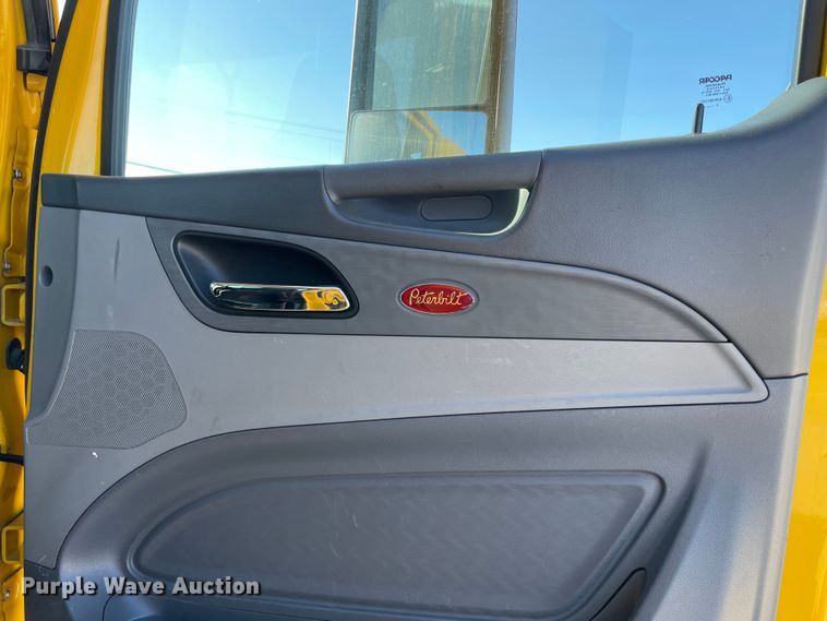 image for item LP9174 2016 Peterbilt 579  semi truck