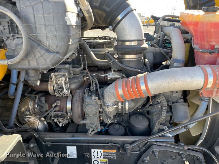 image for item LP9174 2016 Peterbilt 579  semi truck