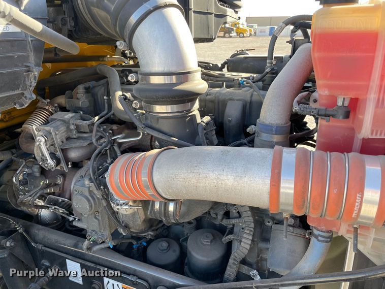 image for item LP9174 2016 Peterbilt 579  semi truck