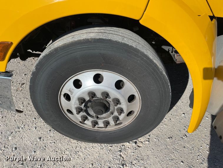 image for item LP9174 2016 Peterbilt 579  semi truck