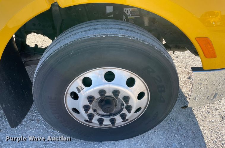 image for item LP9174 2016 Peterbilt 579  semi truck