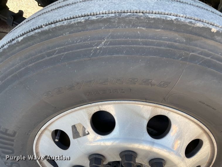 image for item LP9174 2016 Peterbilt 579  semi truck