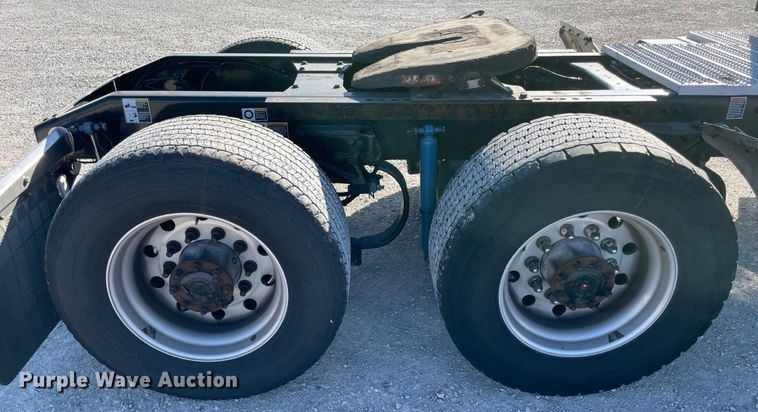 image for item LP9174 2016 Peterbilt 579  semi truck