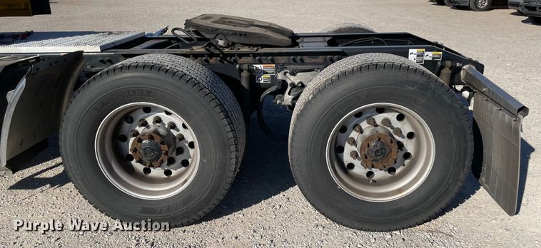 image for item LP9174 2016 Peterbilt 579  semi truck