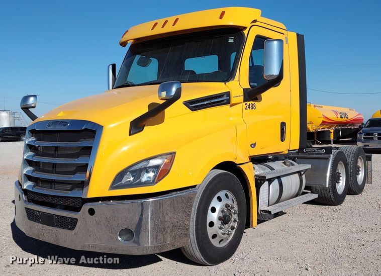 image for item LP9176 2020 Freightliner Cascadia 126  semi truck