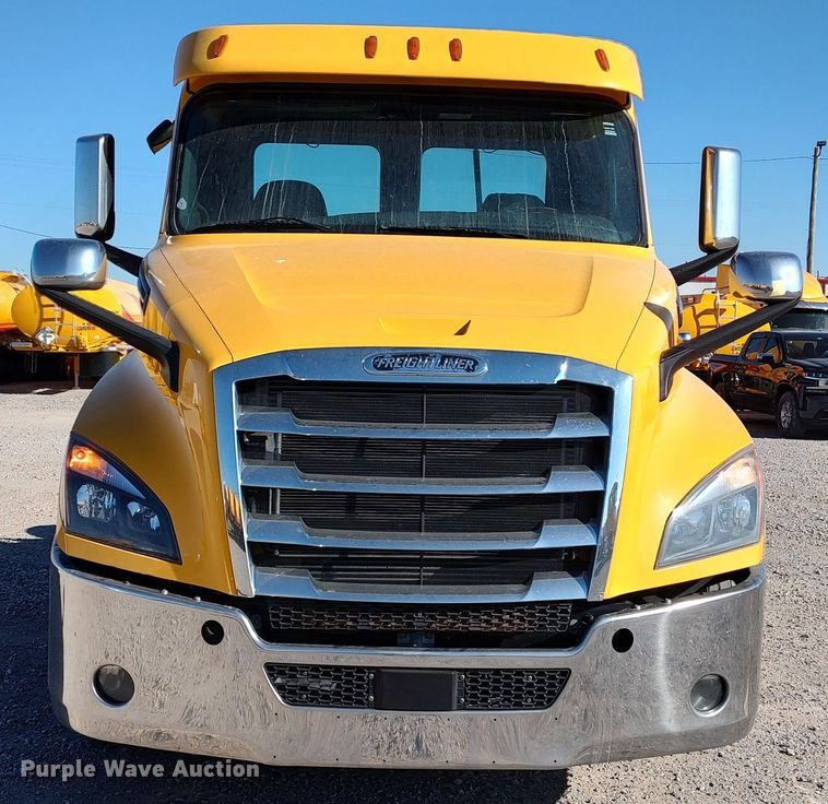 image for item LP9176 2020 Freightliner Cascadia 126  semi truck