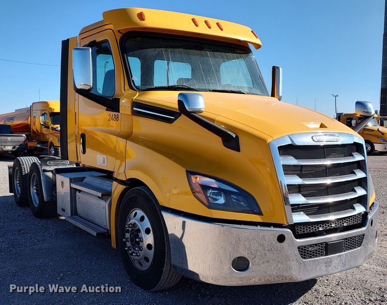 image for item LP9176 2020 Freightliner Cascadia 126  semi truck