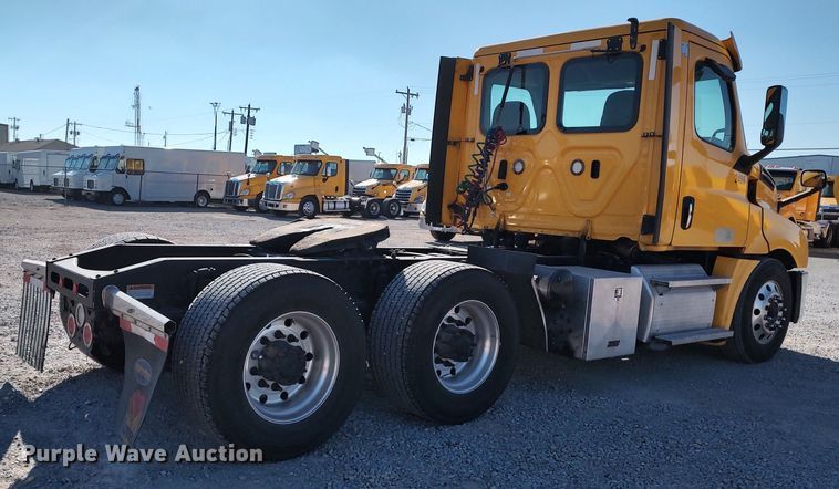 image for item LP9176 2020 Freightliner Cascadia 126  semi truck