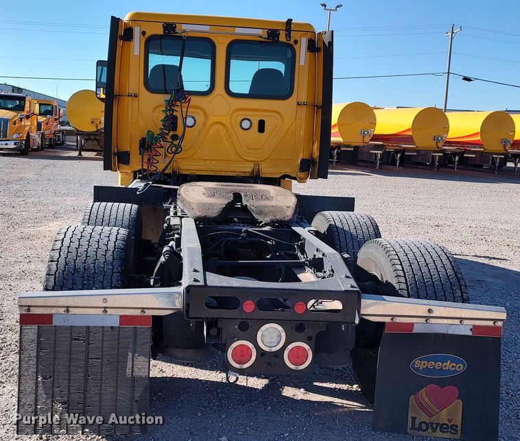 image for item LP9176 2020 Freightliner Cascadia 126  semi truck