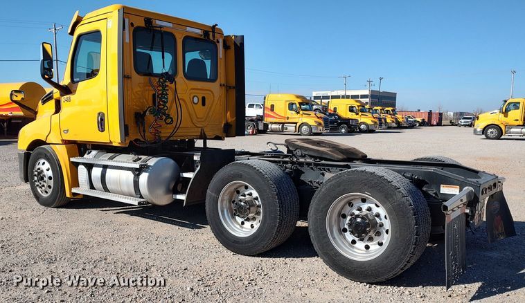 image for item LP9176 2020 Freightliner Cascadia 126  semi truck