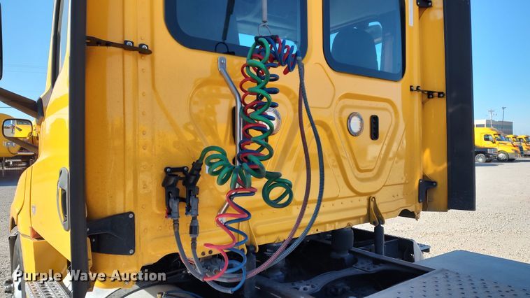 image for item LP9176 2020 Freightliner Cascadia 126  semi truck