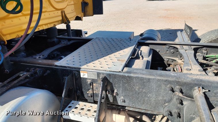 image for item LP9176 2020 Freightliner Cascadia 126  semi truck