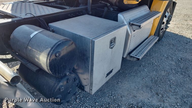 image for item LP9176 2020 Freightliner Cascadia 126  semi truck