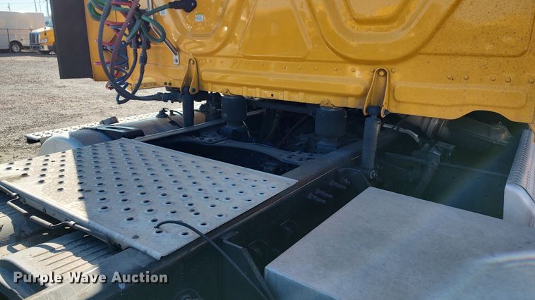 image for item LP9176 2020 Freightliner Cascadia 126  semi truck