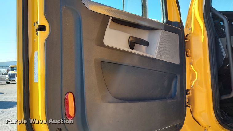 image for item LP9176 2020 Freightliner Cascadia 126  semi truck