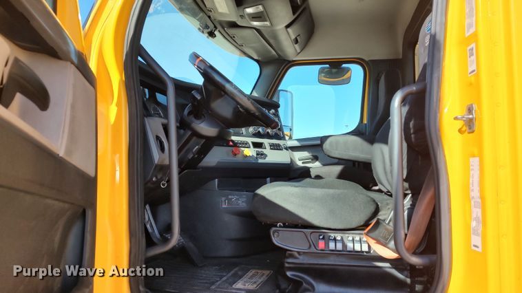 image for item LP9176 2020 Freightliner Cascadia 126  semi truck