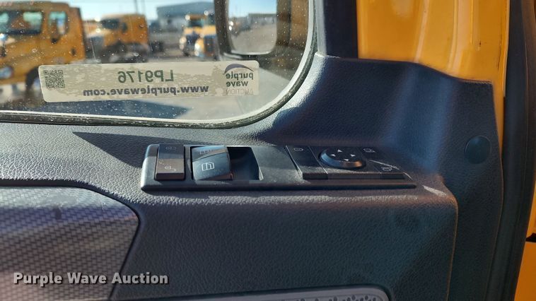 image for item LP9176 2020 Freightliner Cascadia 126  semi truck