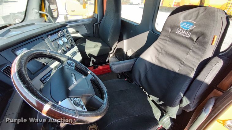 image for item LP9176 2020 Freightliner Cascadia 126  semi truck