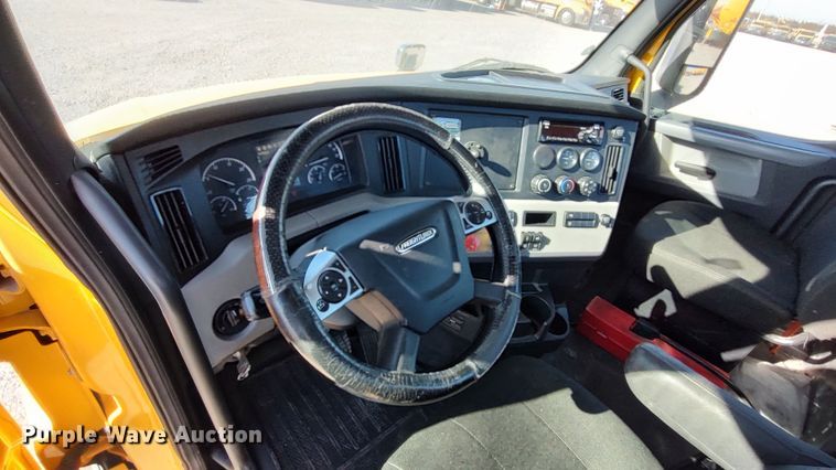 image for item LP9176 2020 Freightliner Cascadia 126  semi truck