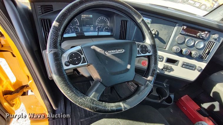 image for item LP9176 2020 Freightliner Cascadia 126  semi truck