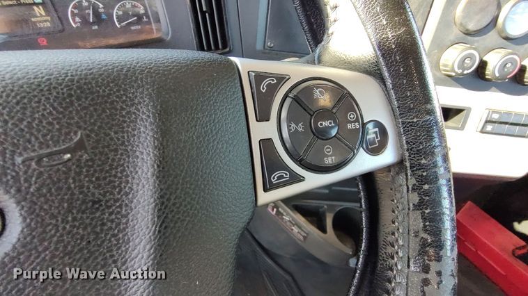 image for item LP9176 2020 Freightliner Cascadia 126  semi truck