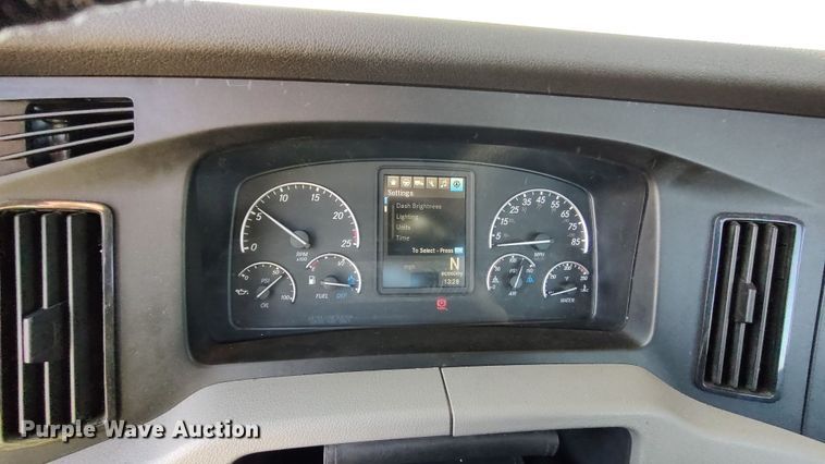 image for item LP9176 2020 Freightliner Cascadia 126  semi truck