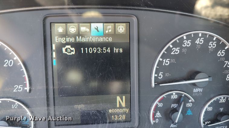 image for item LP9176 2020 Freightliner Cascadia 126  semi truck