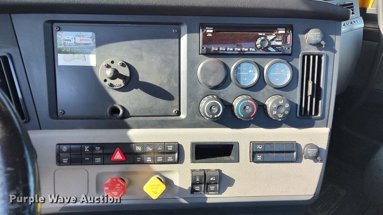 image for item LP9176 2020 Freightliner Cascadia 126  semi truck