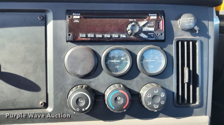 image for item LP9176 2020 Freightliner Cascadia 126  semi truck