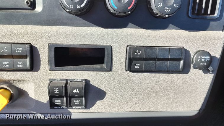 image for item LP9176 2020 Freightliner Cascadia 126  semi truck