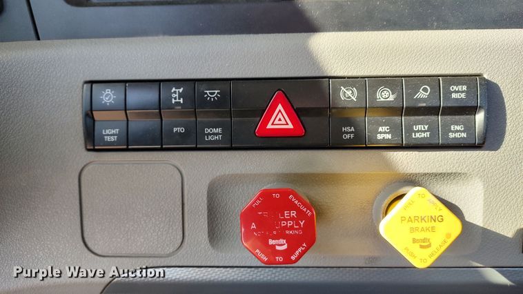 image for item LP9176 2020 Freightliner Cascadia 126  semi truck